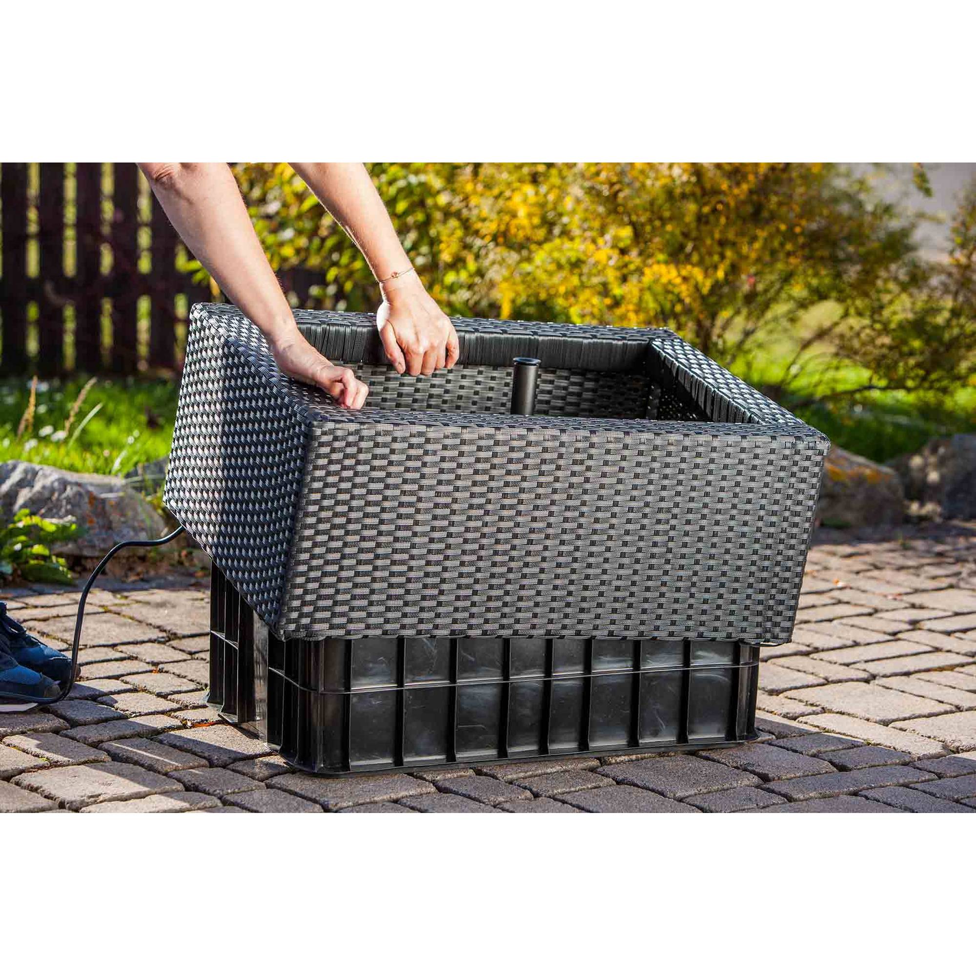 Heissner 015196-00 Rattan Terrassen-Hochteich mit Wasserspiel, schwarz Person baut grauen Gartenbrunnen aus Rattan zusammen