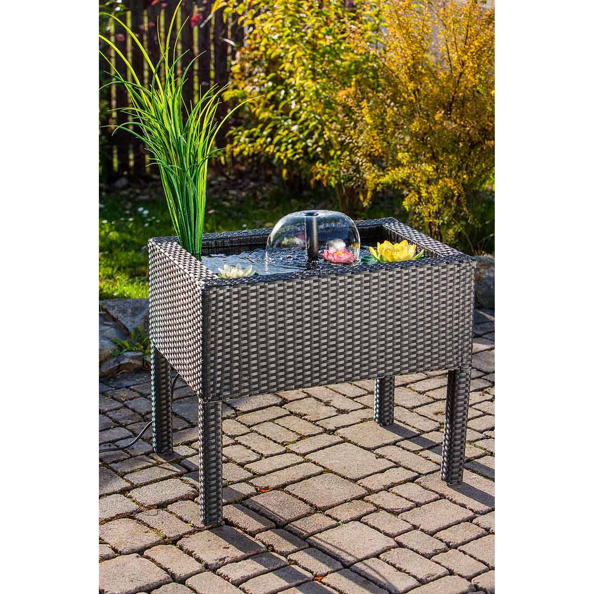 Heissner 015196-00 Rattan Terrassen-Hochteich mit Wasserspiel, schwarz bepflanzter grauer Gartenbrunnen aus Rattan mit Wasserfontäne